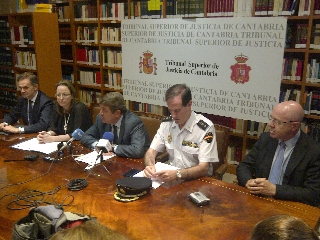 El presidente del Tribunal Superior, acompañado de la consejera de Presidencia y Justicia, el jefe Superior de Policía, el director general de Justicia y el secretario de Gobierno del TSJC